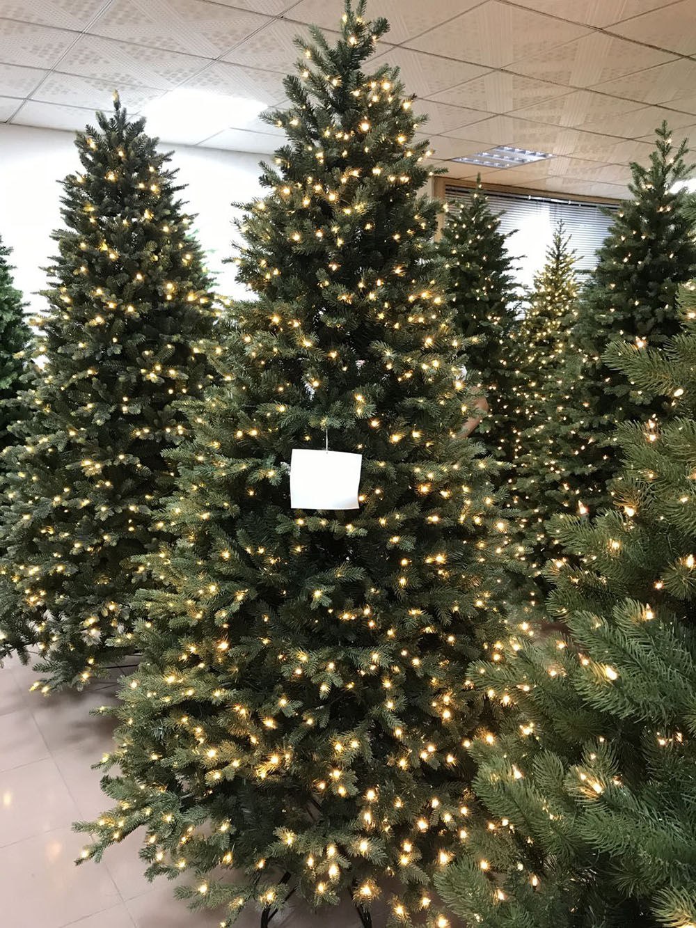 Vianočný stromček K&N Showroom (2)